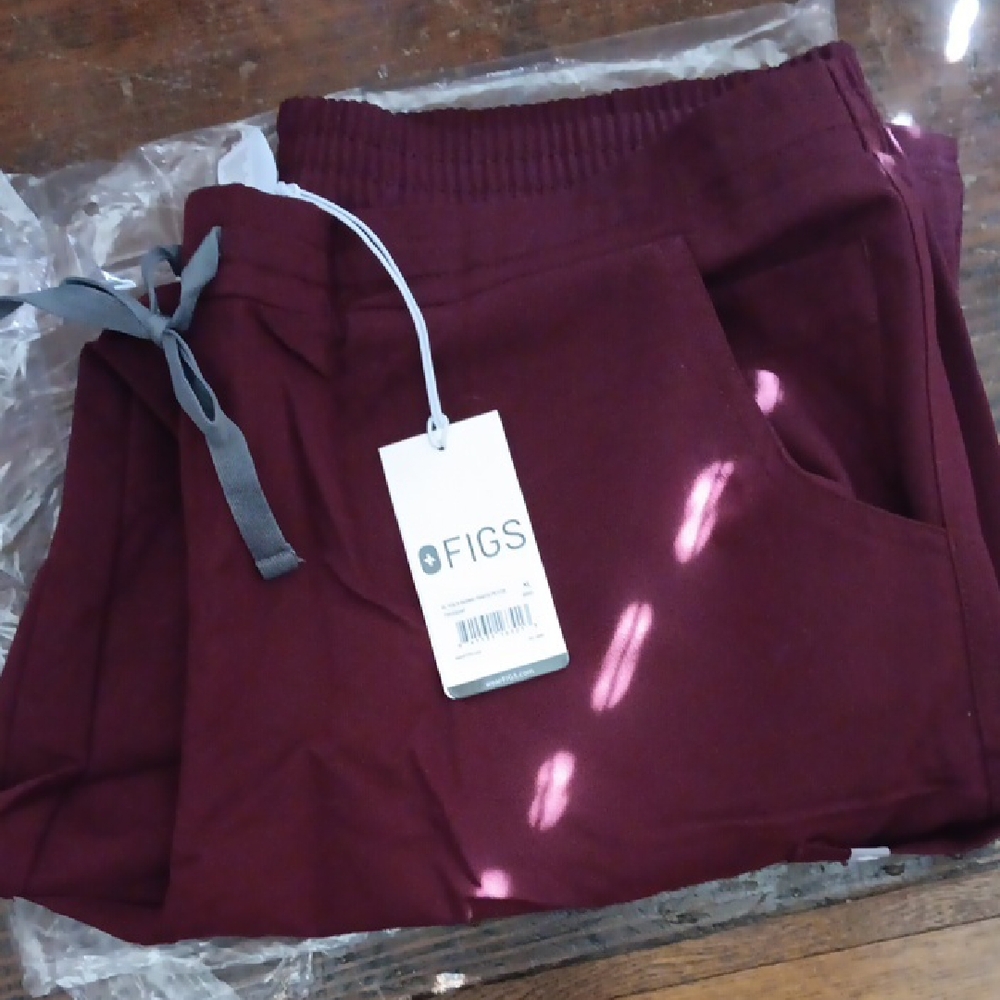 Figs Skinny Scrub Pants in Burgundy